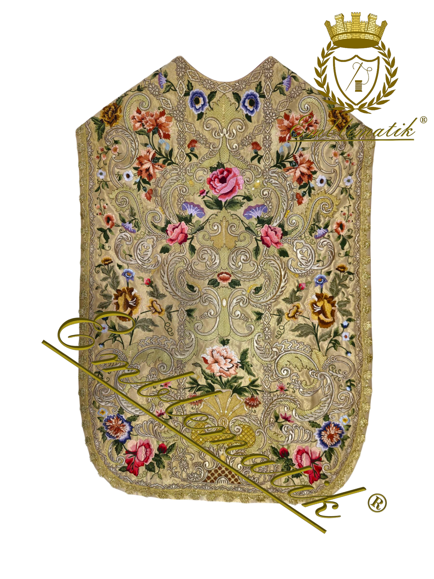 Pianeta romana riccamente ricamata con fili di seta e metallici.