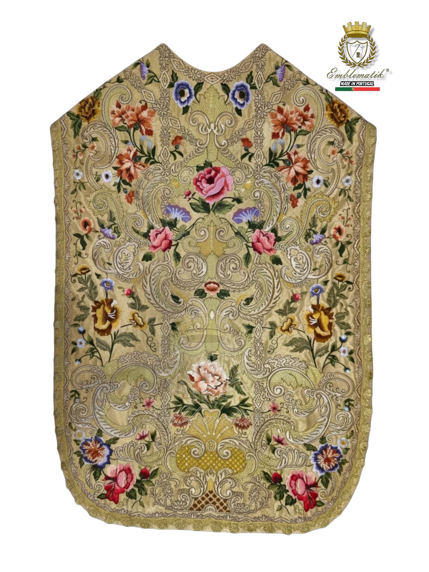 Pianeta romana riccamente ricamata con fili di seta e metallici.
