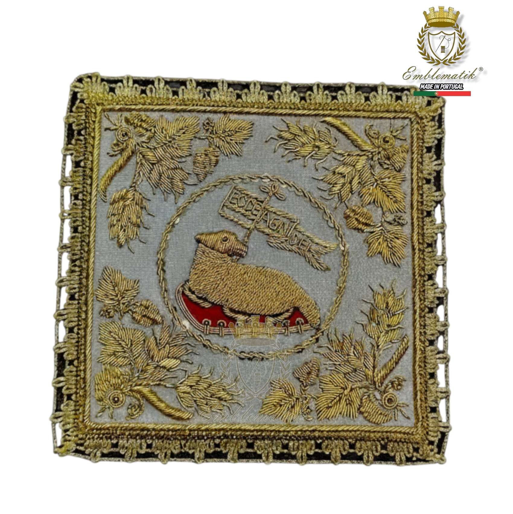 Emblematik by Pasamanerias y Bordados Agnus Dei pall, hand-embroidered with gold metal threads on a light blue background, featuring a lamb with a banner.