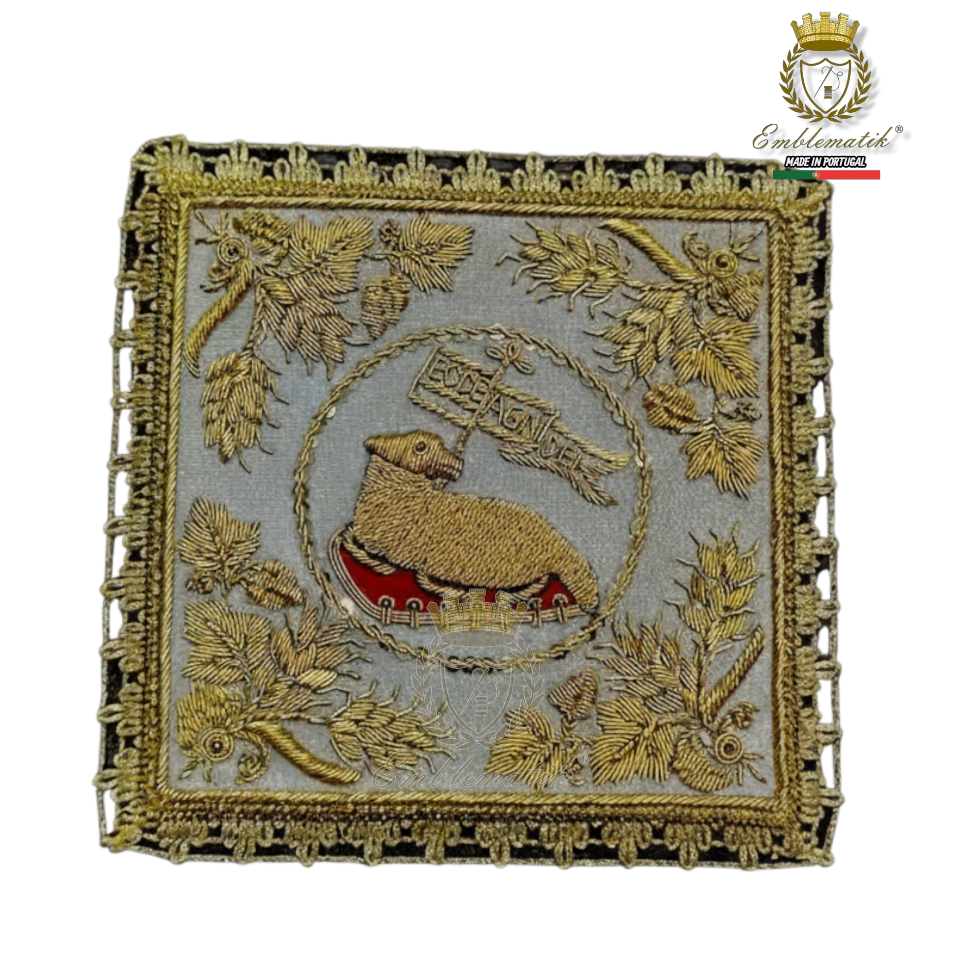 Emblematik by Pasamanerias y Bordados Agnus Dei pall, hand-embroidered with gold metal threads on a light blue background, featuring a lamb with a banner.